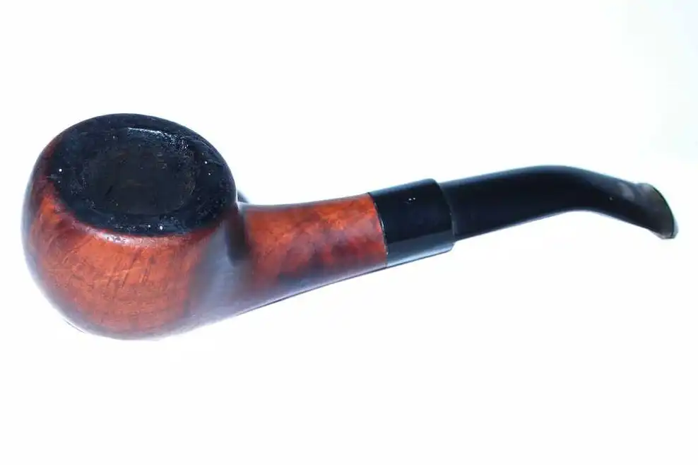 Fajka Bent Billiard z wyraźnym usłojeniem.