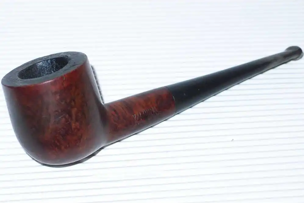 Fajka Bent Billiard z wyraźnym usłojeniem.