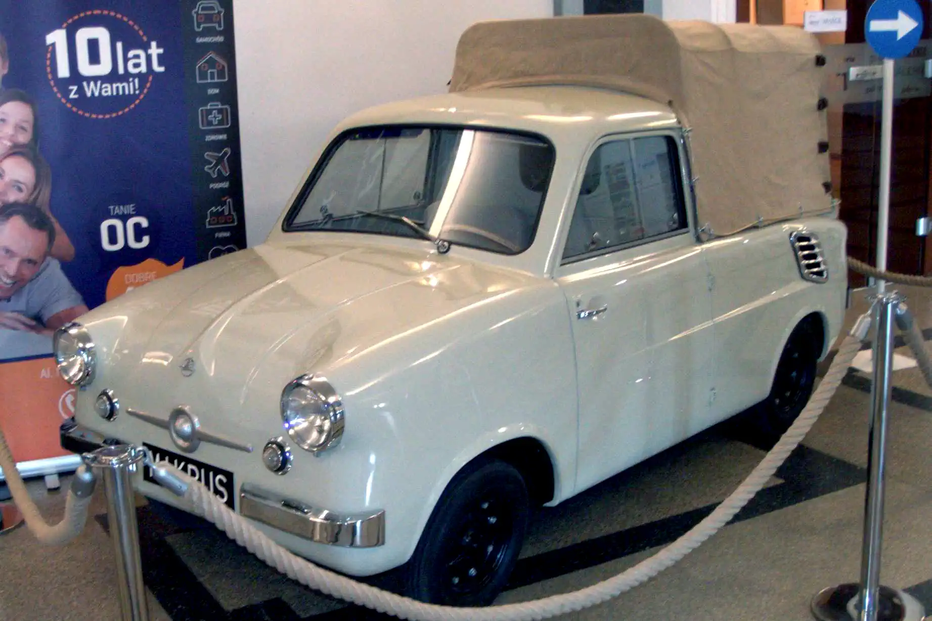 Mikrus MR-300 pickup. Rekonstrukcję wykonała firma Retro. Prezentacja z okazji 50-cio lecia Automobilklubu Mieleckiego.