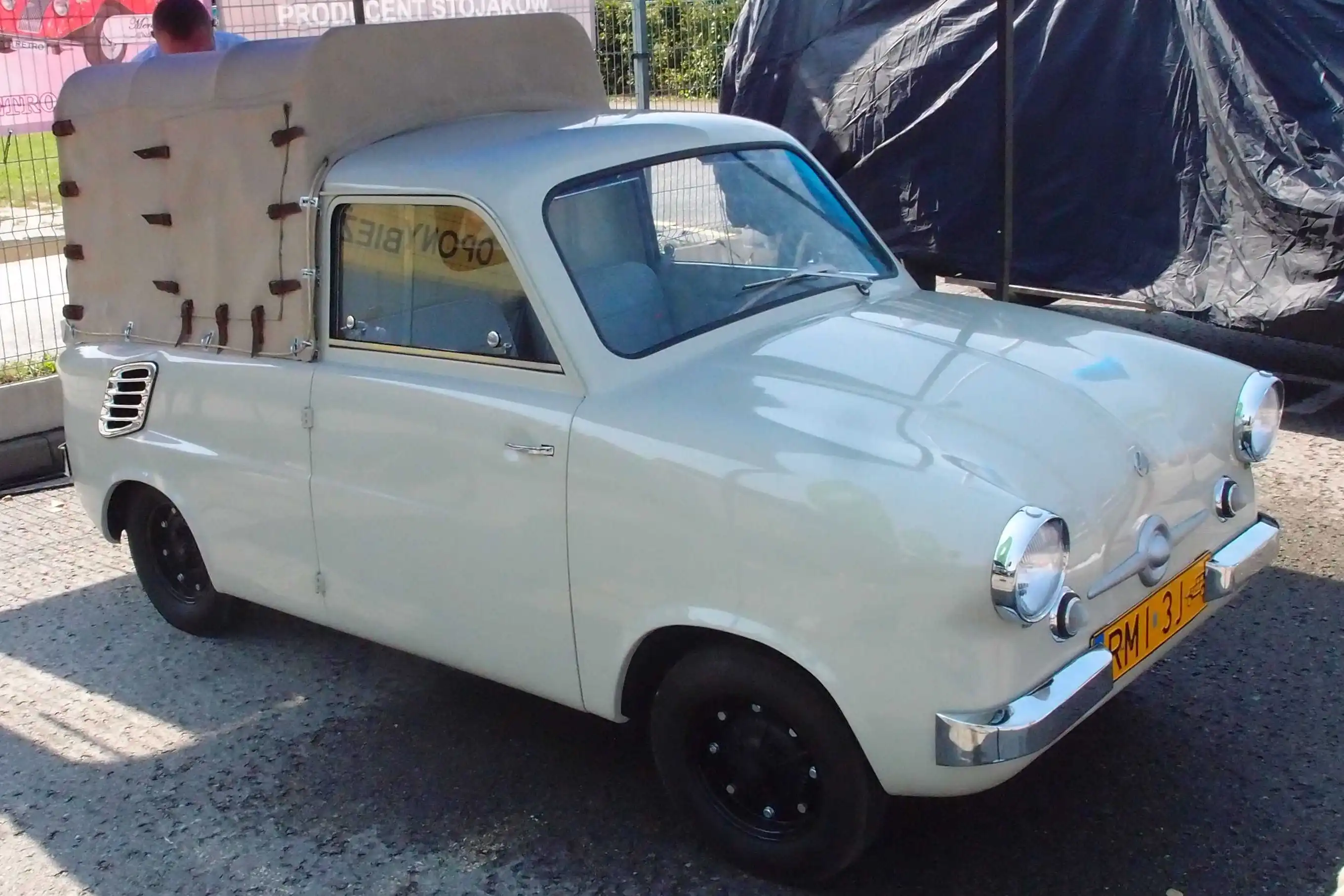 Mikrus MR-300 pickup. Prototyp powstał w 1960 roku, tym samym w którym zakończono producję Mikrusa MR-300. Miał być małym pojazdem dostawczym dla zaopatrywania sklepów /zamówienie ministerialne/. Służył jako samochód transportu wewnątrzwydziałowego.