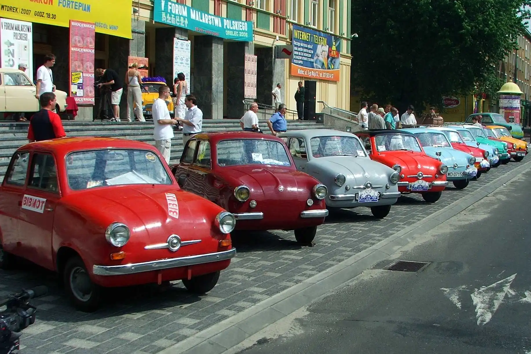 Prezentacja Mikrusów MR-300 uczestników Międzynarodowego Rajdu Pojazdów Zabytkowych MIelec - Zamość 21-29 lipca 2007 r. 2007 pod hasłem 50-lat minęło... Rajd zorganizowało Stowarzyszenie CAAR - https://caar.pl